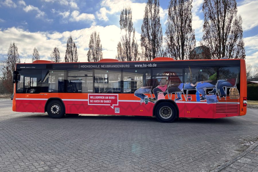 Fahrzeugbeschriftung Bus Hochschule Neubrandenburg