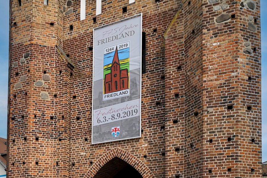 Fassadenbanner mit Alurahmen 775 Jahre Friedland