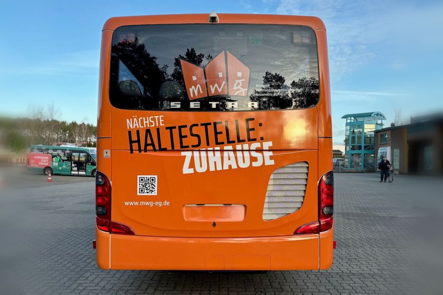 Rückansicht des folierten Linienbusses mit dem Slogan 