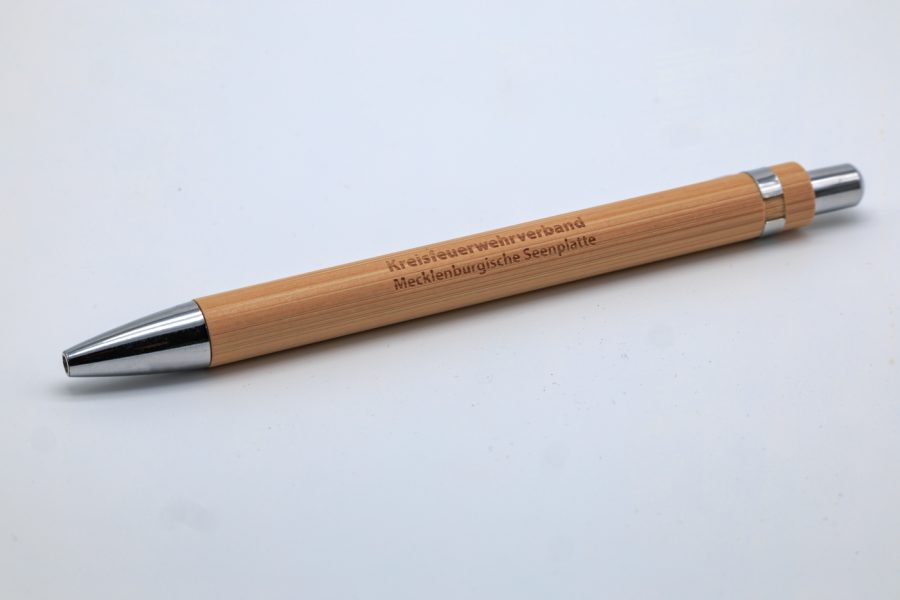 Ein Bambuskugelschreiber mit Logo-Gravur und silberfarbener Stiftspitze und Druckmechanismus
