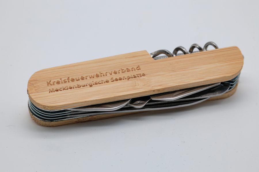 Edelstahl-Taschenmesser mit Bambusgehäuse und einer Logo-Gravur